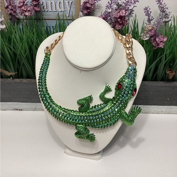 COPY - ALIGATOR SHIVE STATEMENT NECKLACE